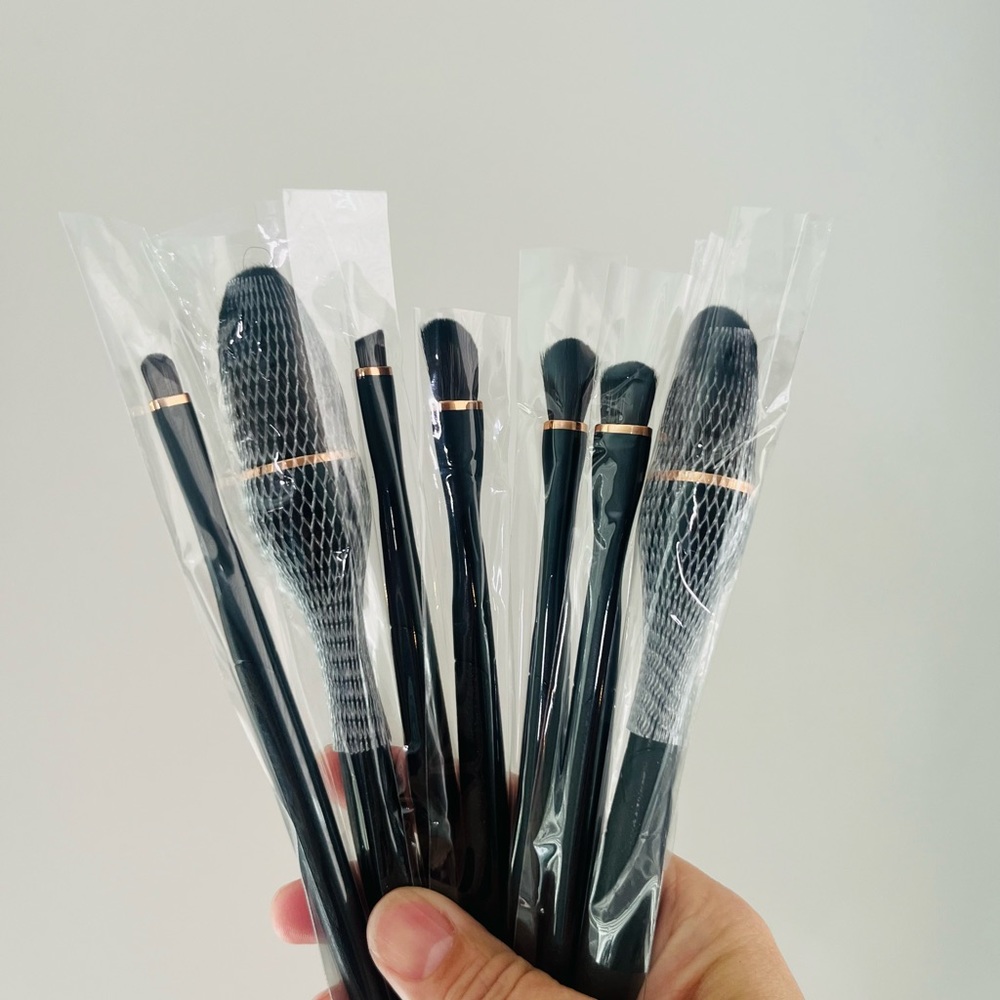 7 pieces of Make up brush set.